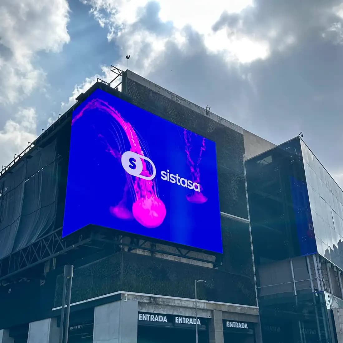 Oakland Place, Guatemala — 190 m² LED corner display by SISTASA